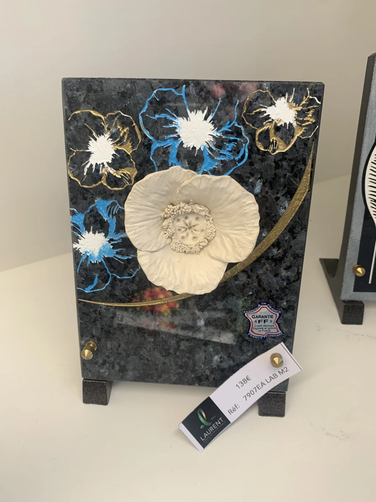 Un motif floral en relief et des touches de couleur
