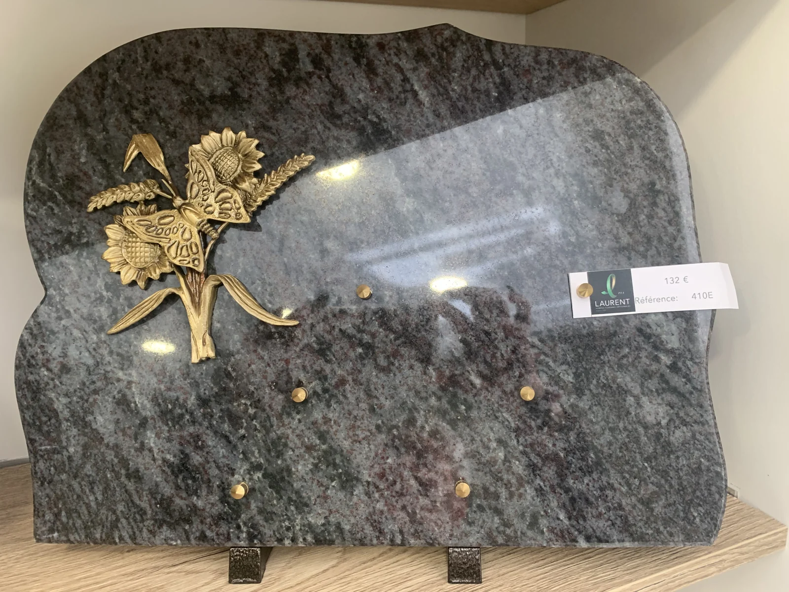 Un granit veiné et un bouquet doré