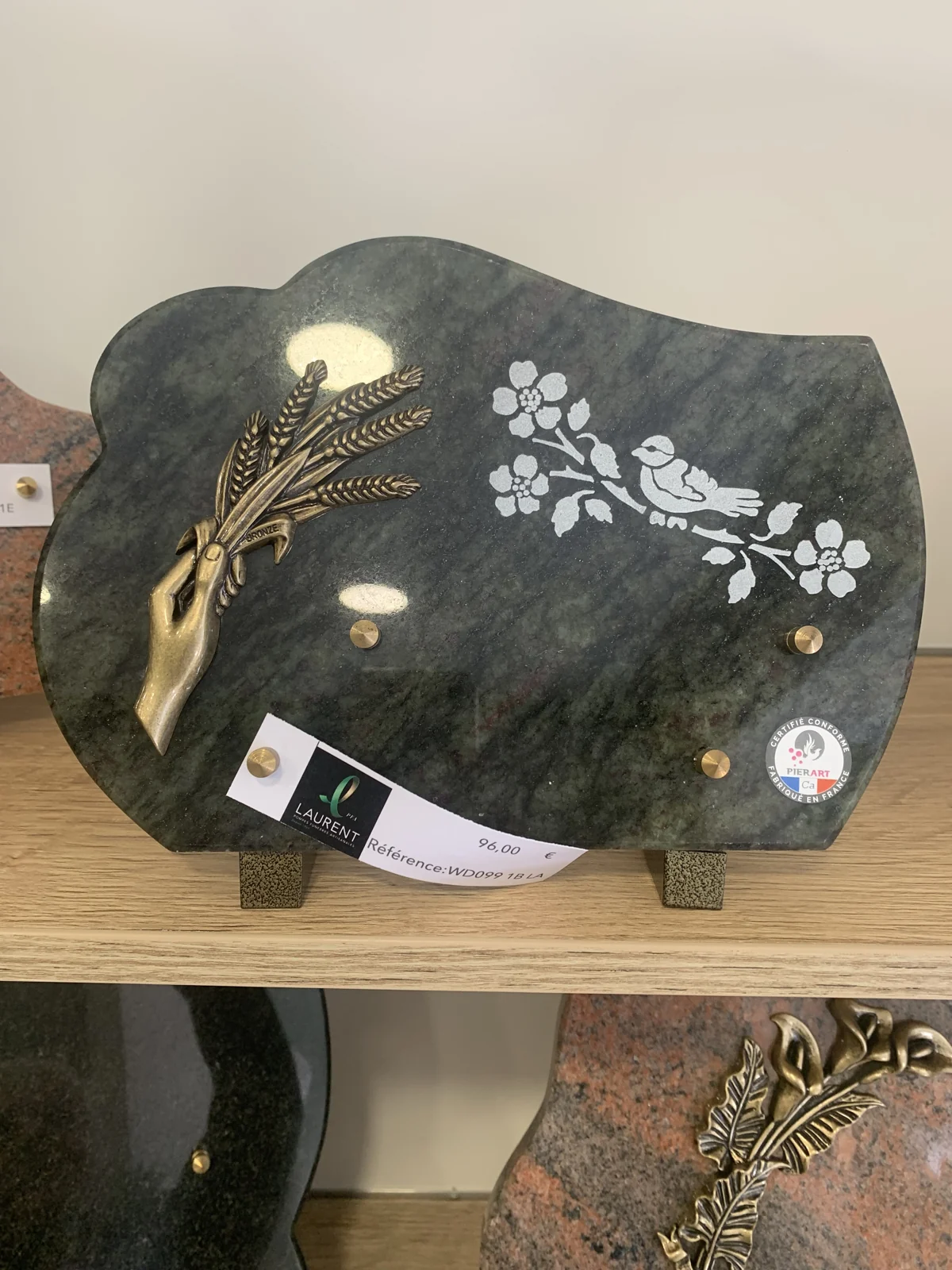 Un décor floral et des épis sur un granit nuancé
