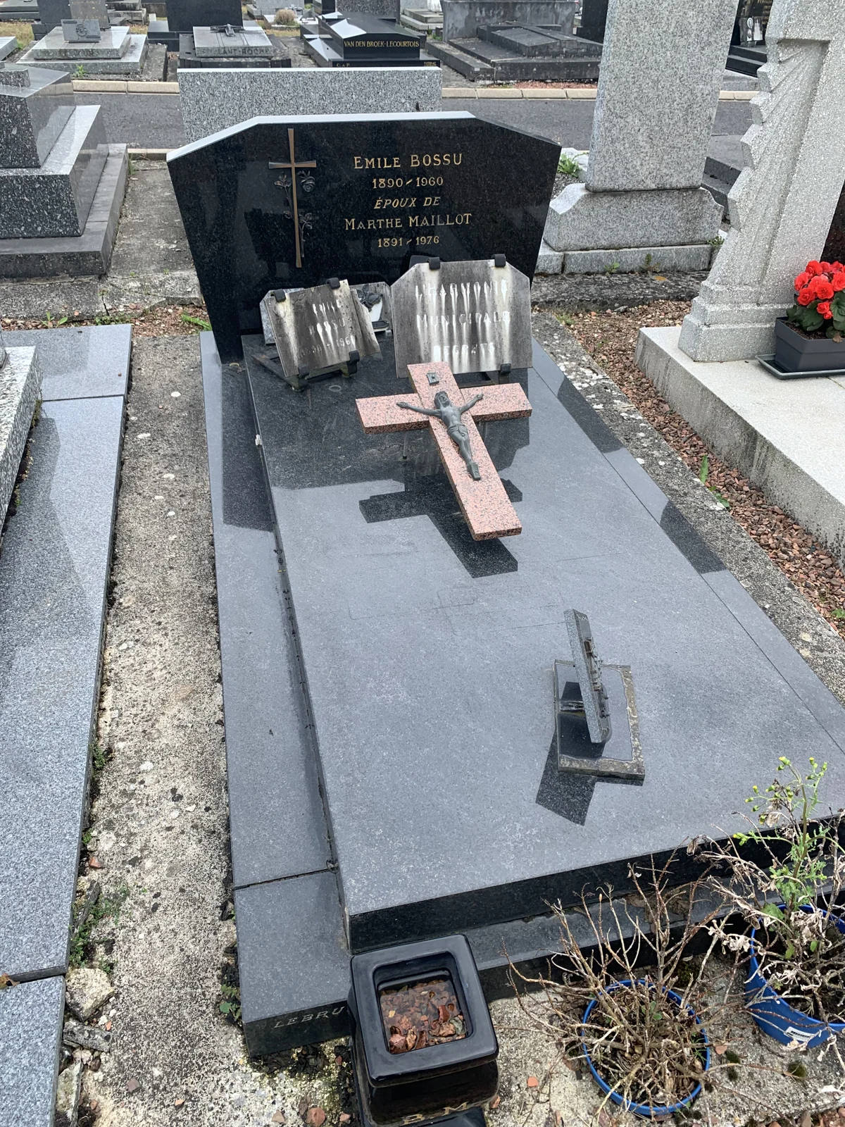 Un monument sombre avec croix et plaques de souvenir