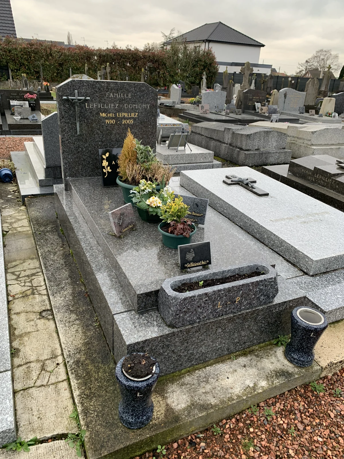 Fleurs et ornements sur un monument en granit