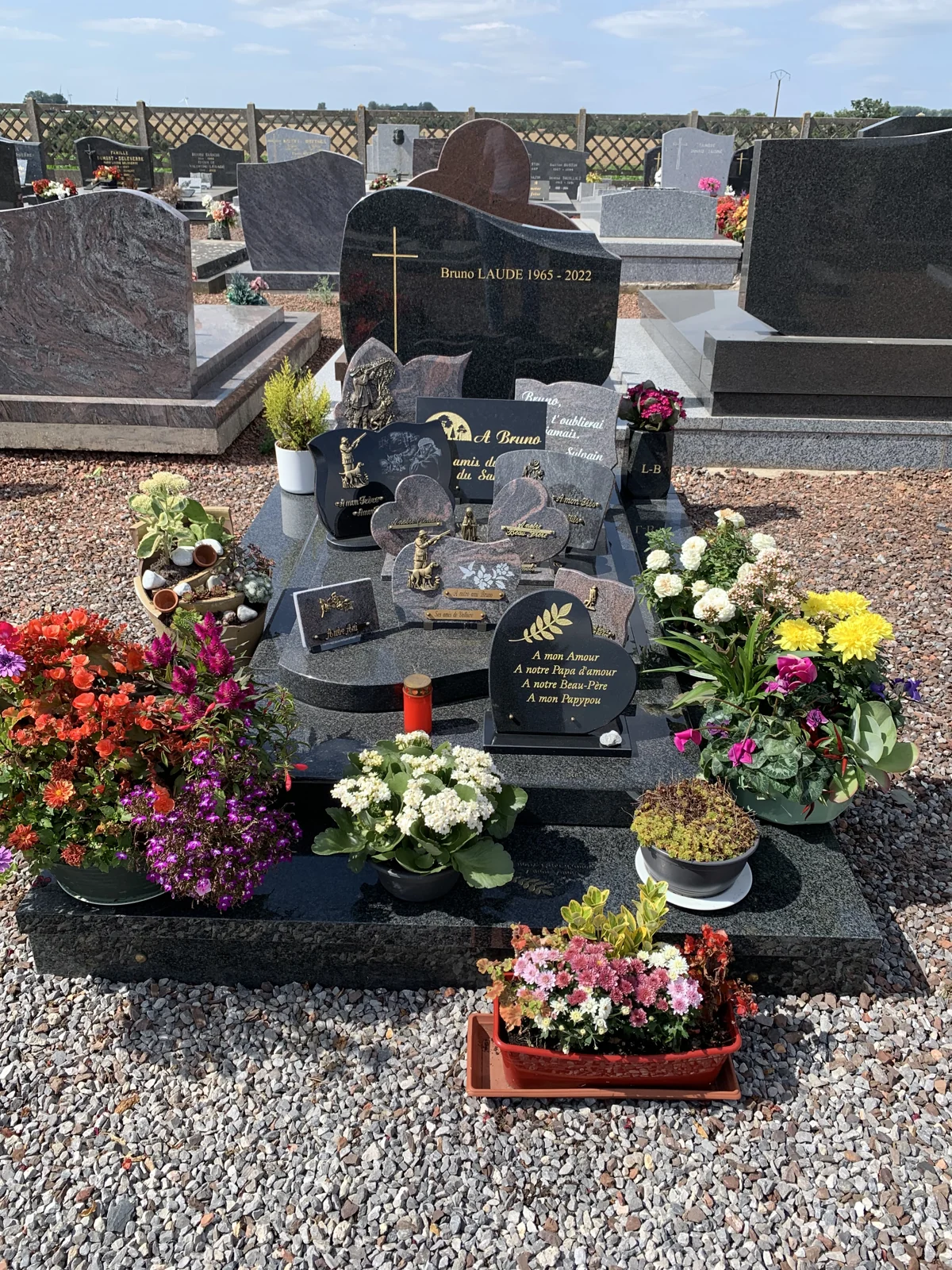 Plaques et fleurs réunies autour du souvenir