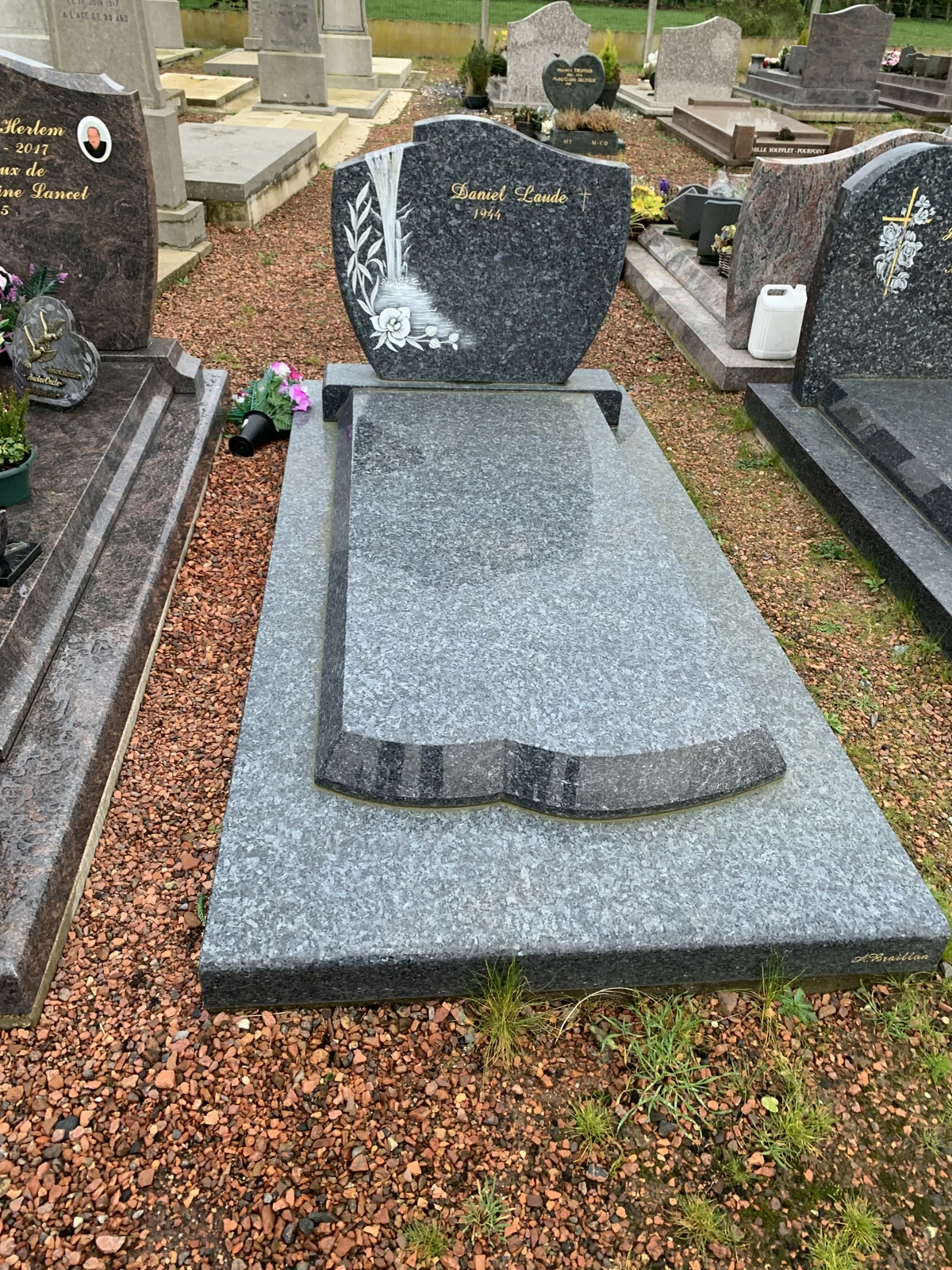Une stèle sculptée et une dalle aux lignes courbes