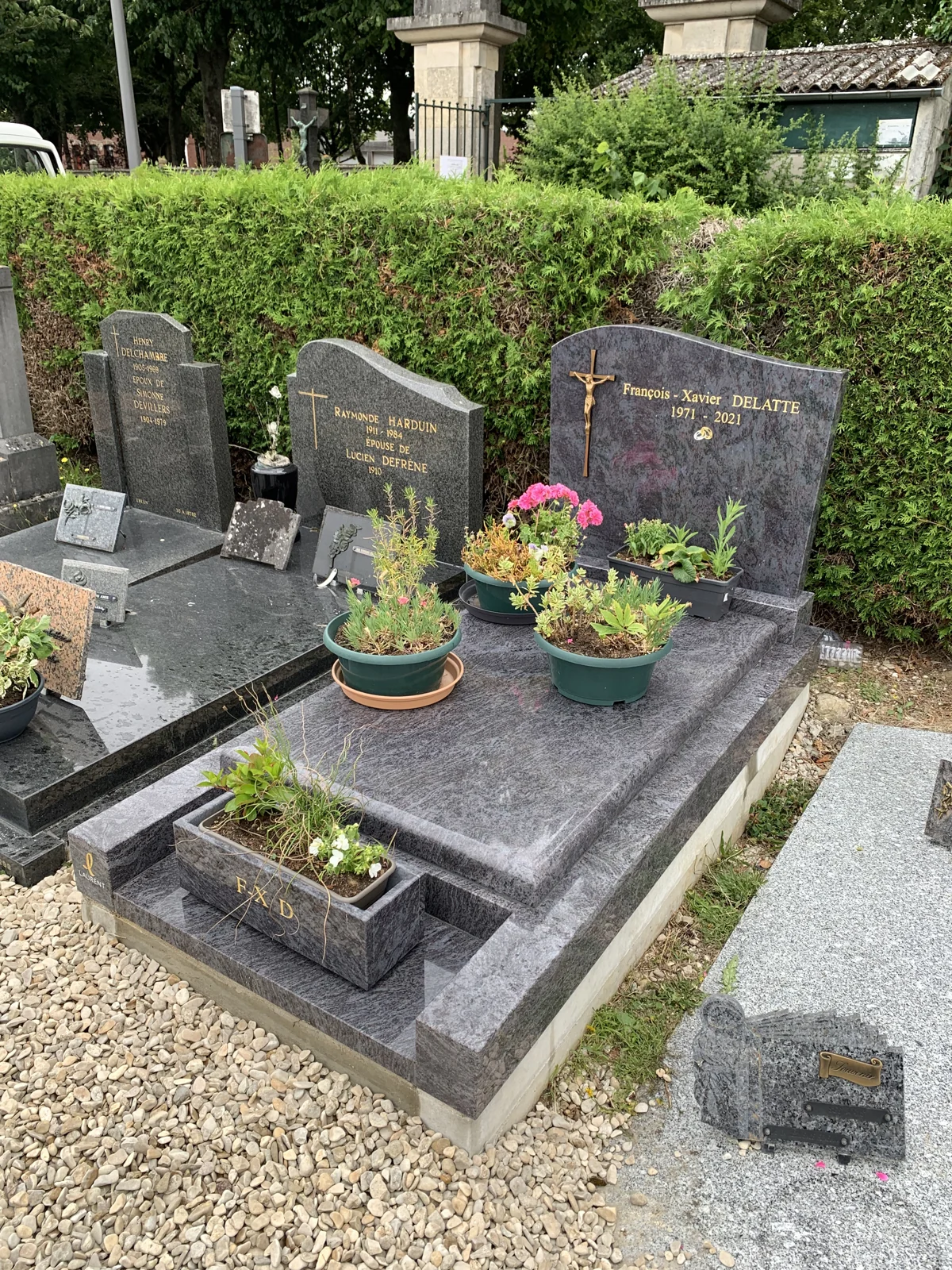 Une sépulture fleurie et ses inscriptions