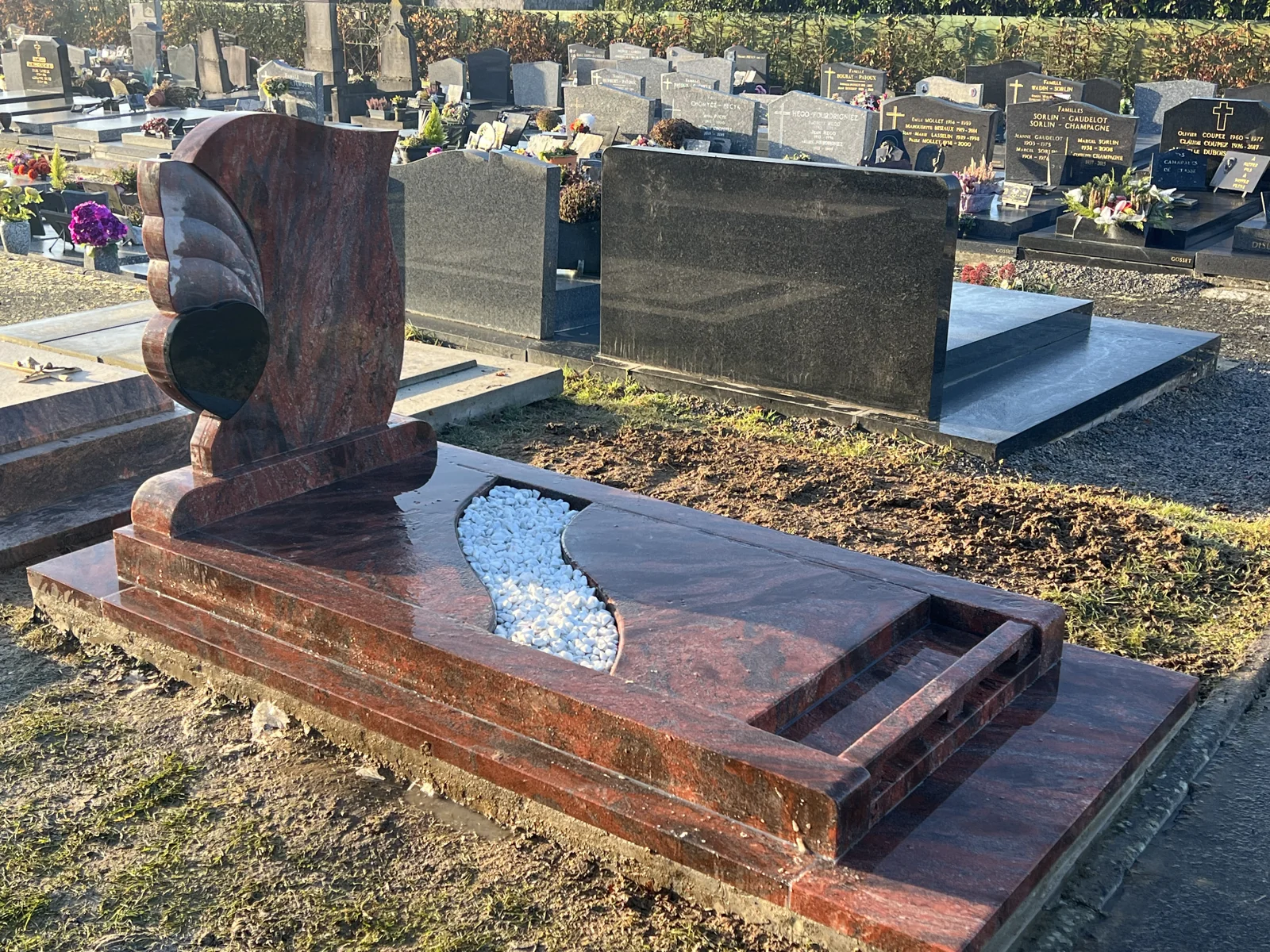 Un granit rouge veiné et une composition personnalisée