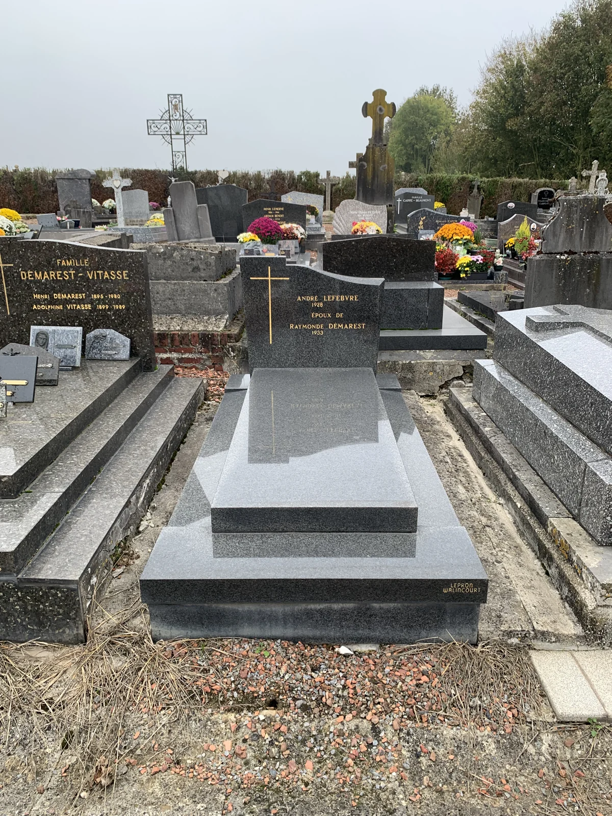 Un monument gris aux lignes épurées