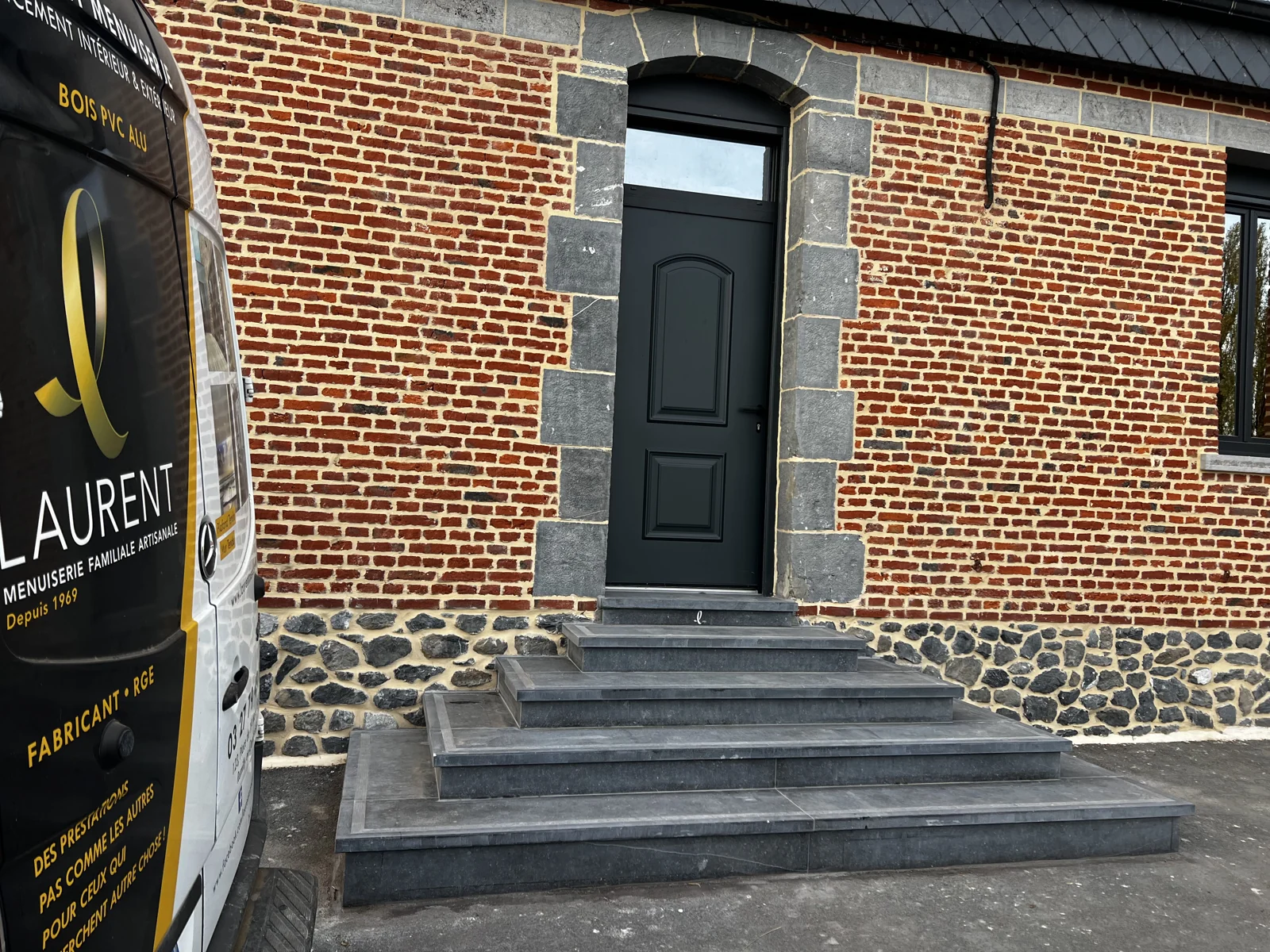 L’escalier en pierre dans son environnement