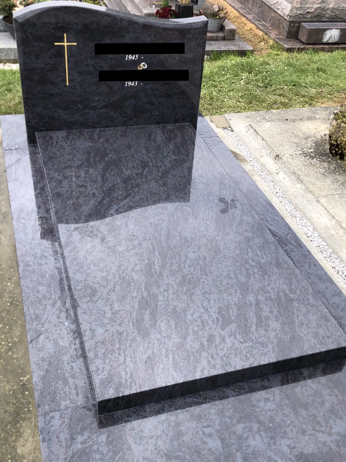 Une stèle sombre avec croix dorée