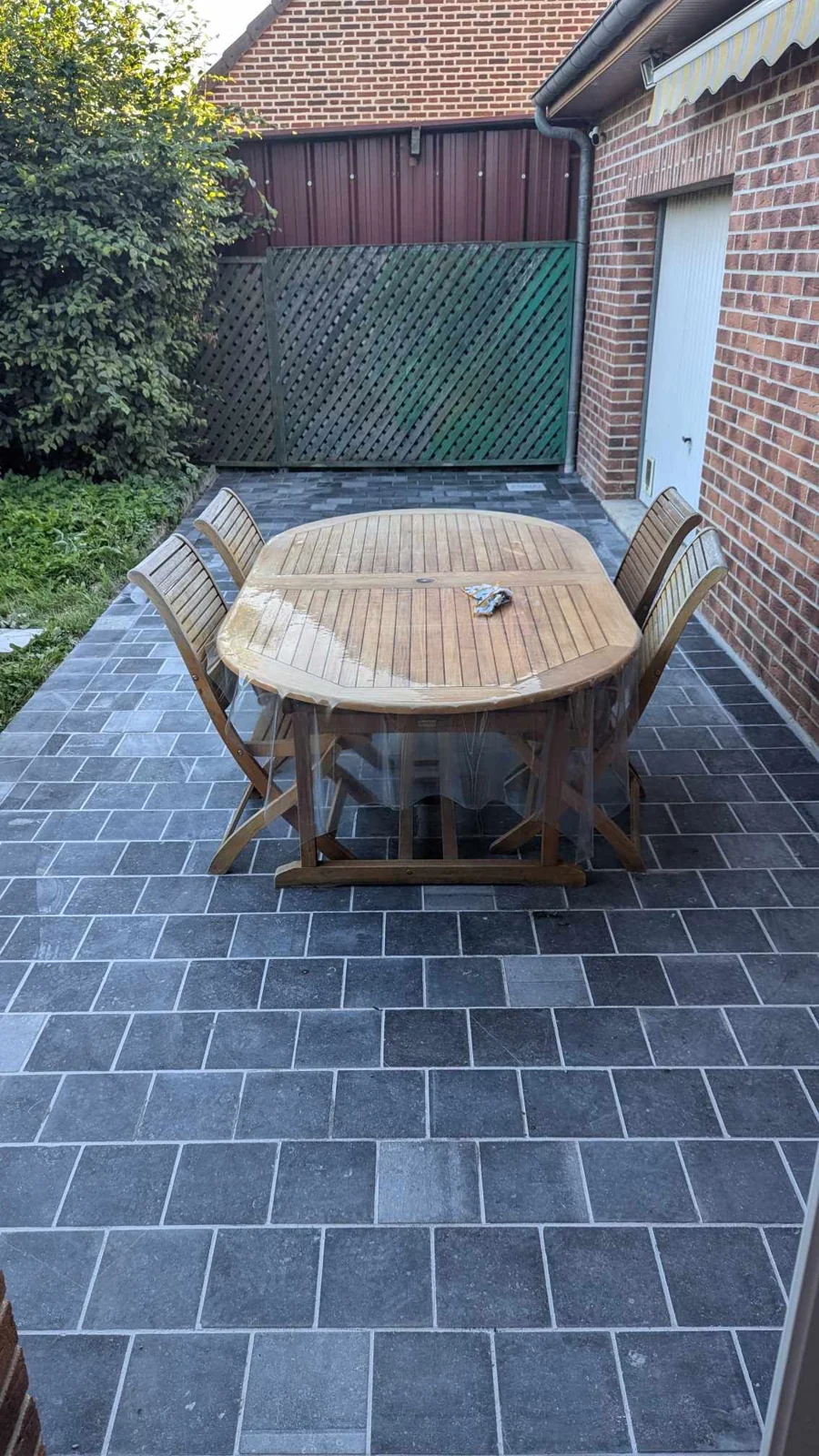 Un espace de repas aménagé sur la terrasse