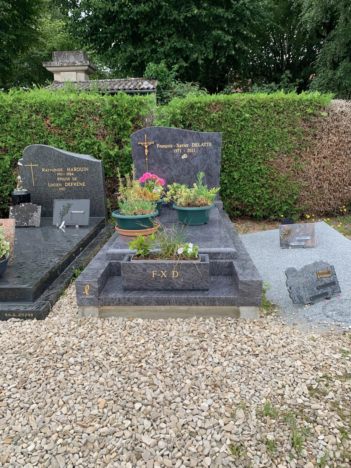 Une vue de face du monument et de ses jardinières