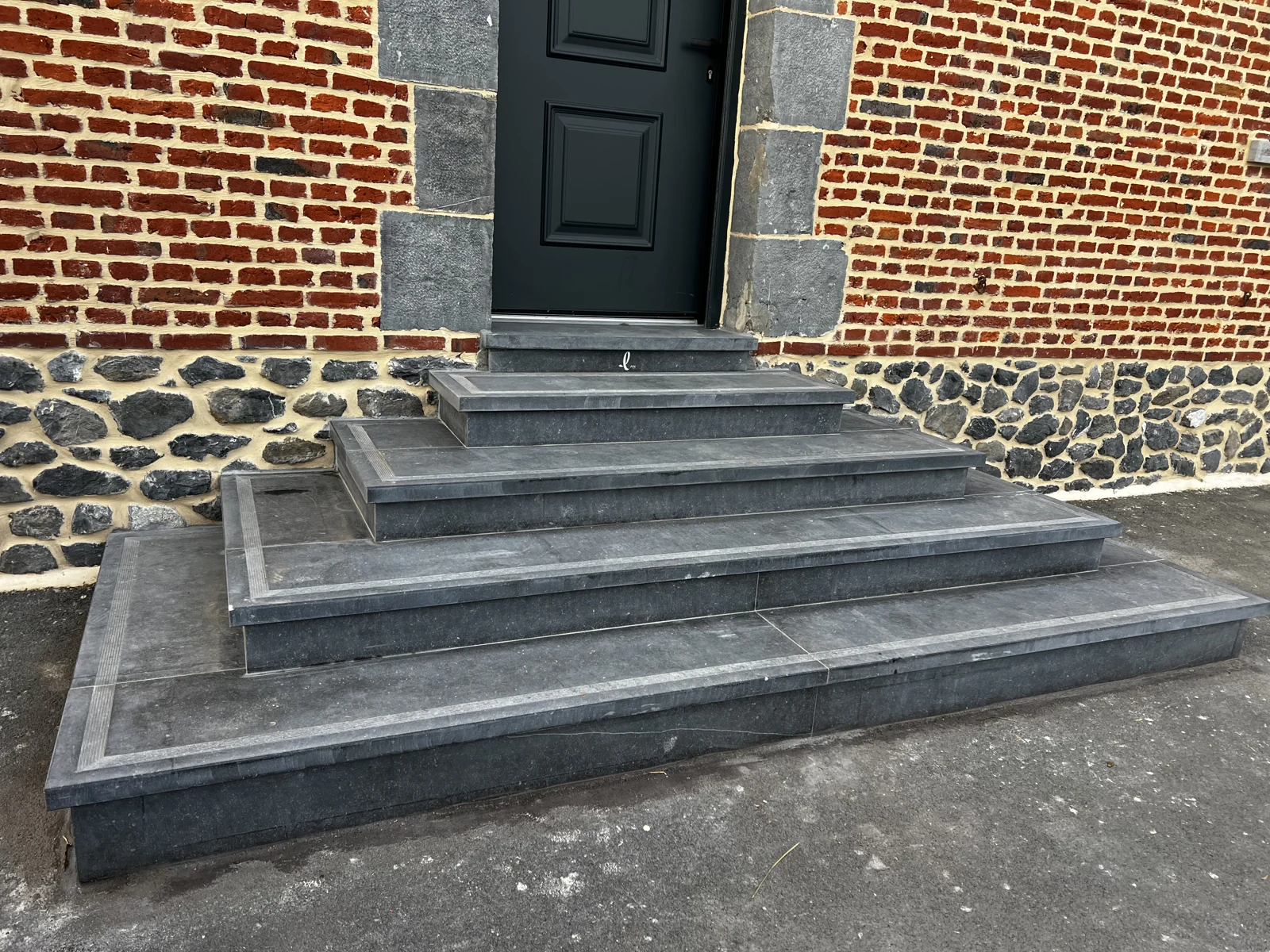 Un escalier extérieur en pierre à Carnières