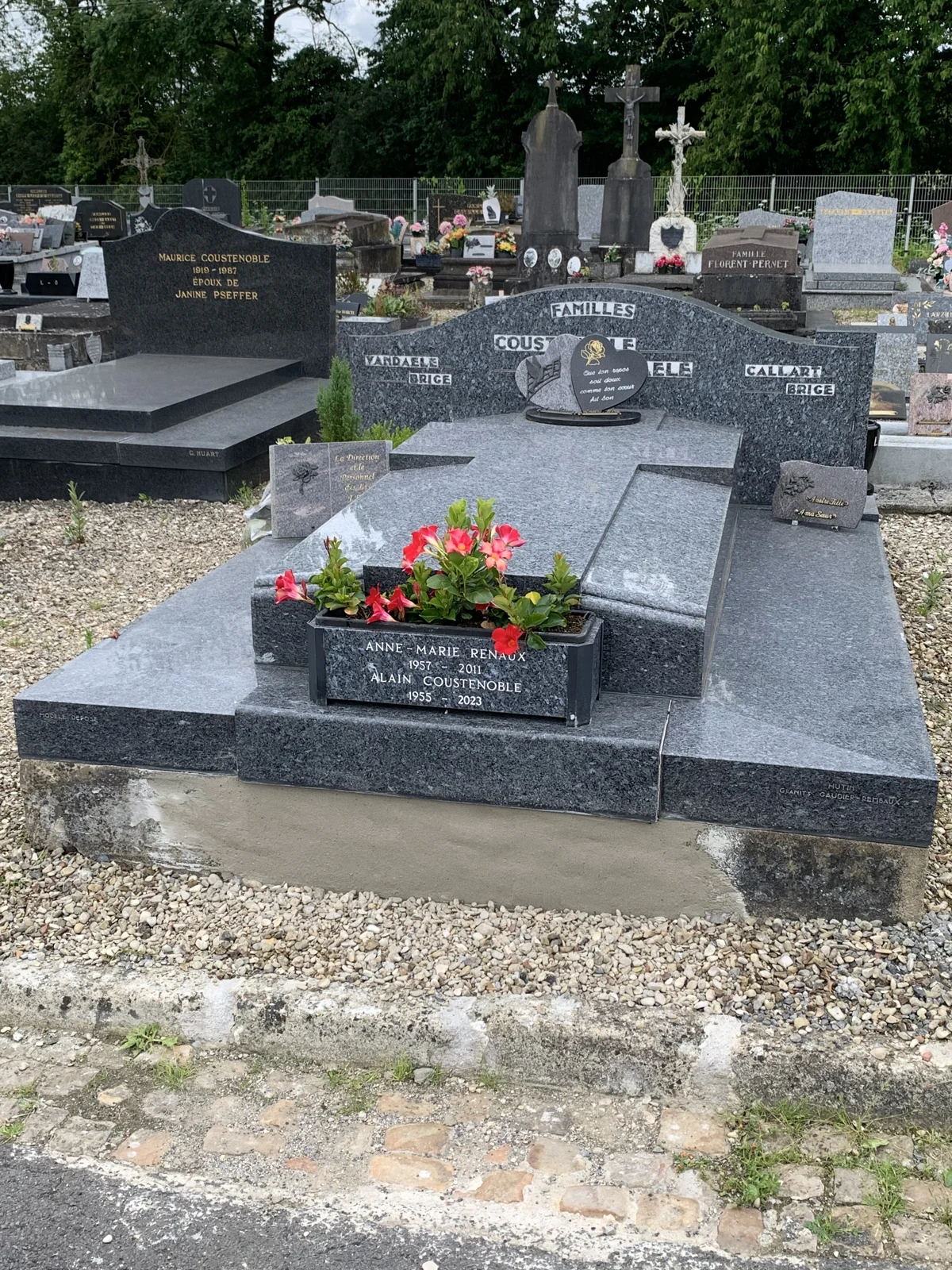 Une composition en granit gris avec jardinière