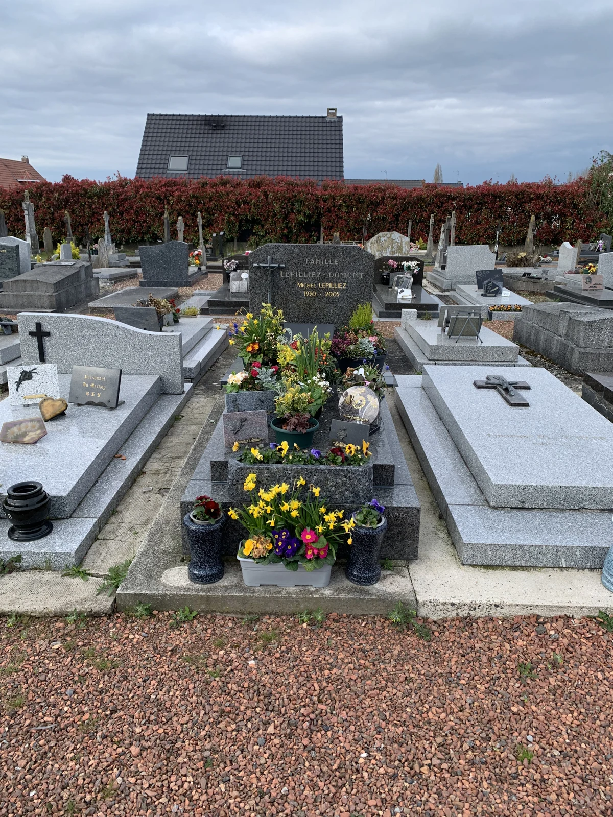 Une tombe fleurie, lieu de souvenir et de recueillement