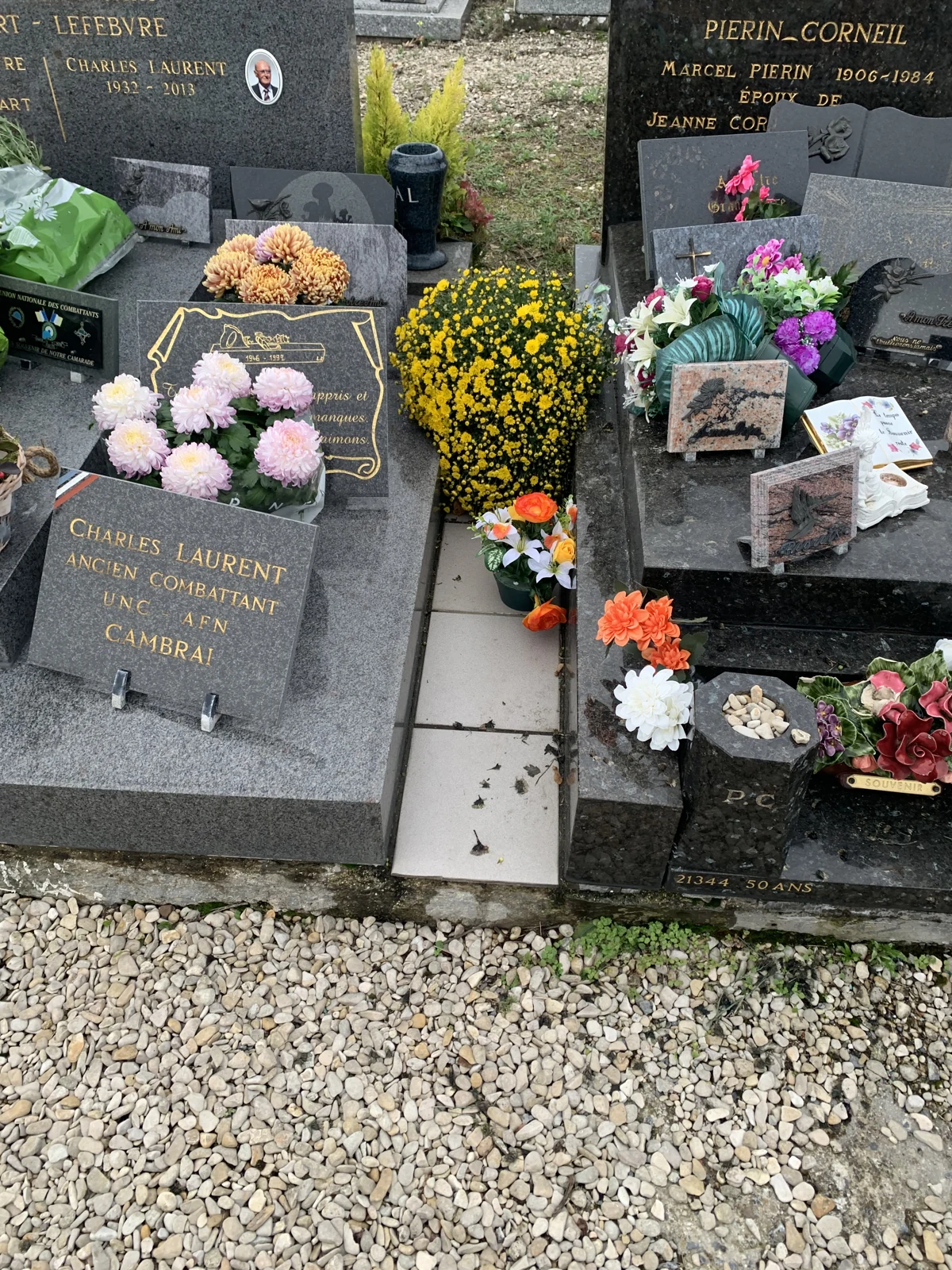 Fleurs et plaques pour entretenir le souvenir