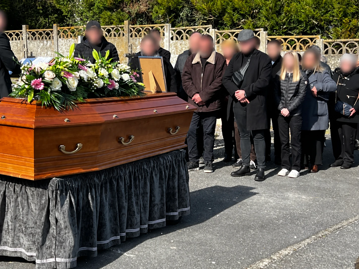 Un dernier hommage autour du cercueil au cimetière