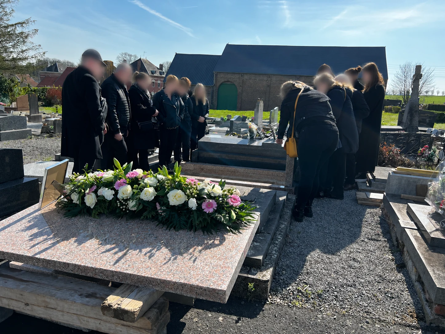 Un temps de recueillement devant la tombe