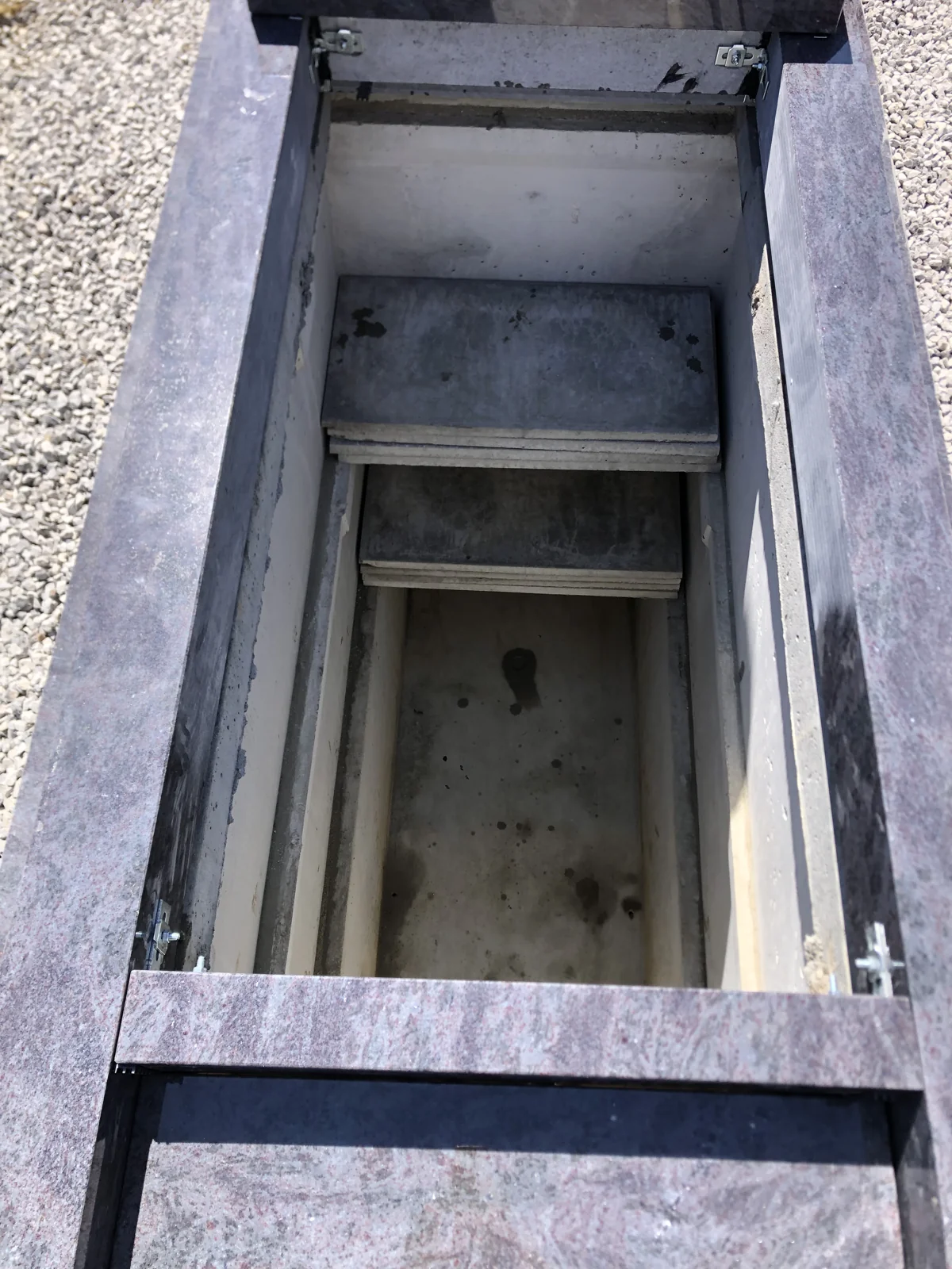 L’intérieur d’un caveau, avant sa fermeture