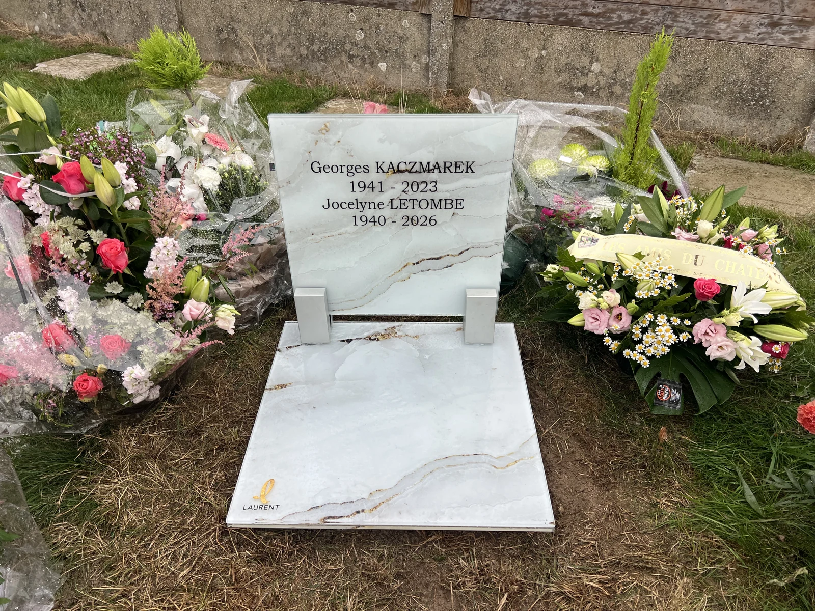Un petit monument aux nuances claires et veinées