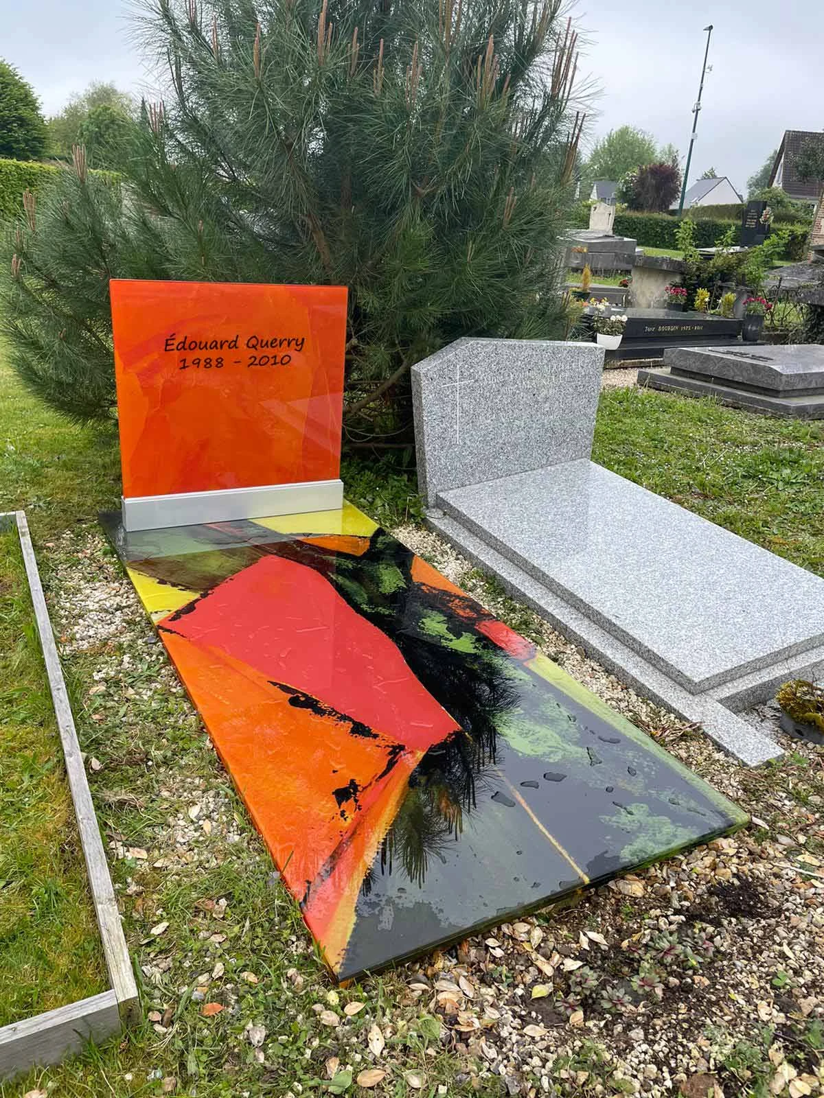Une création aux lignes géométriques et aux couleurs chaudes