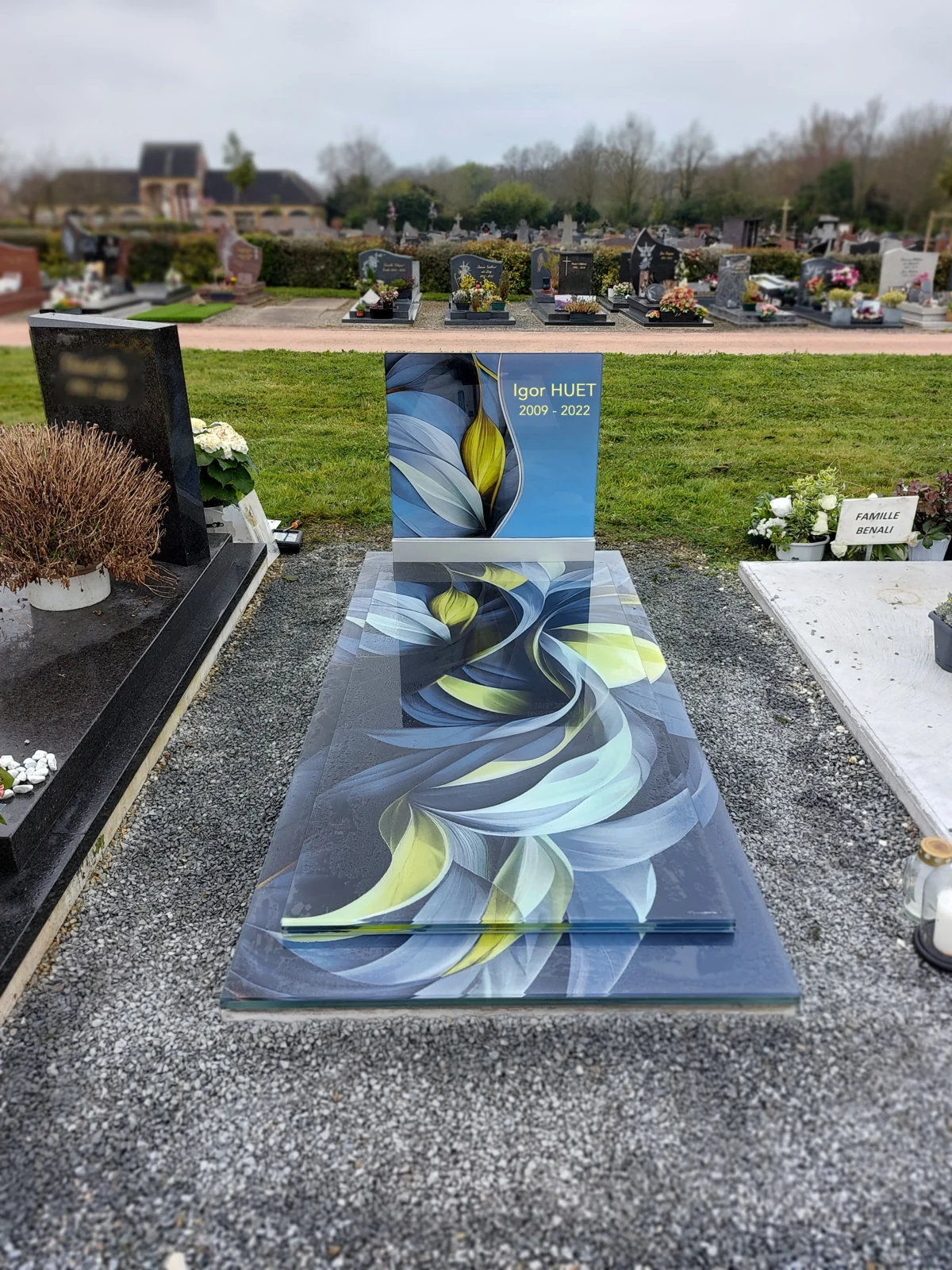 Des courbes bleues et lumineuses sur la stèle et la dalle