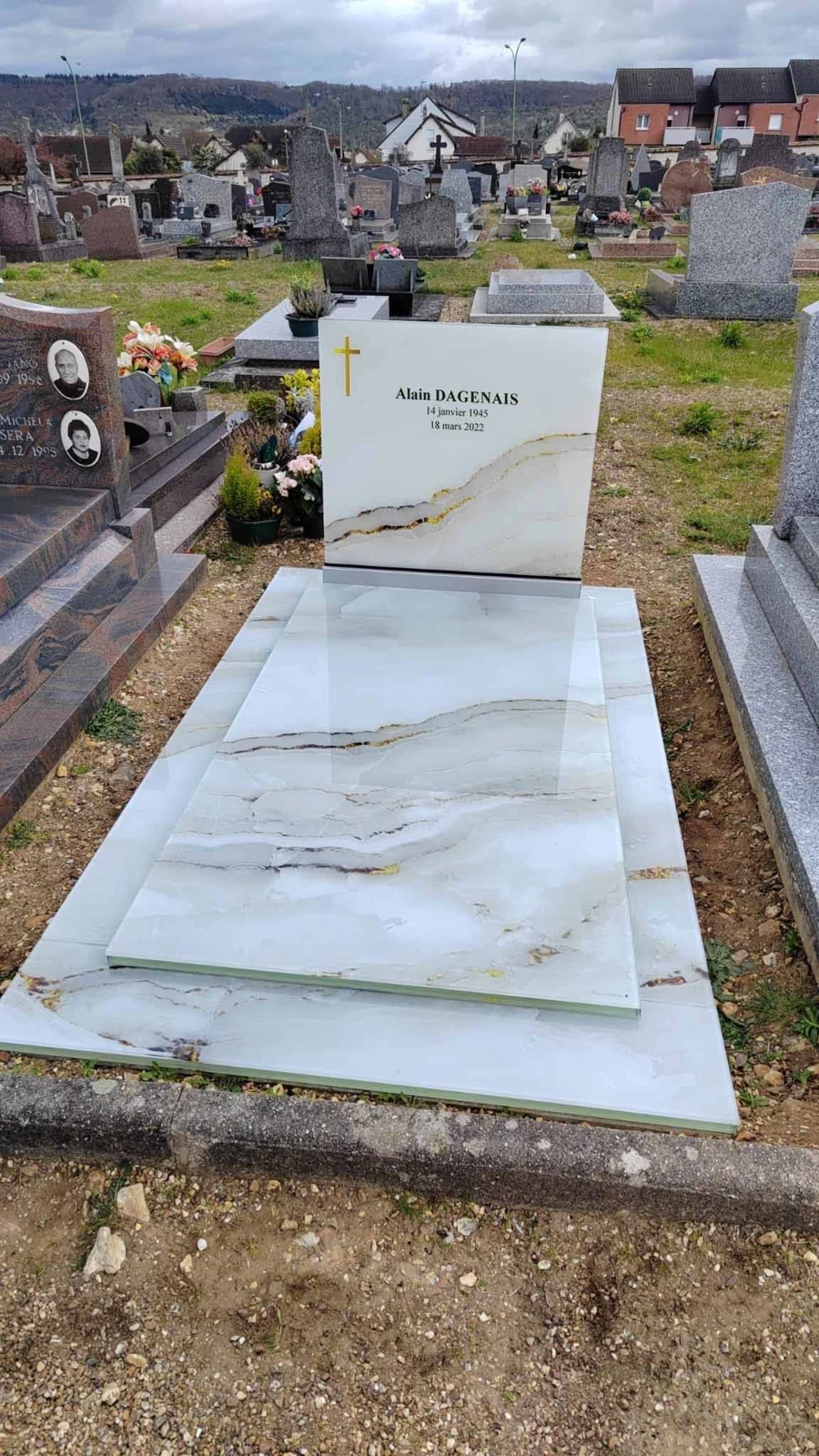 Des nuances veinées et une croix dorée